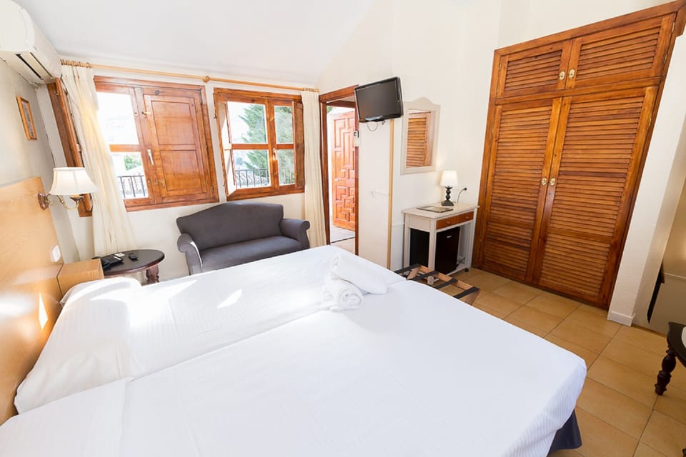 Minibar, desk, free WiFi, bed sheets