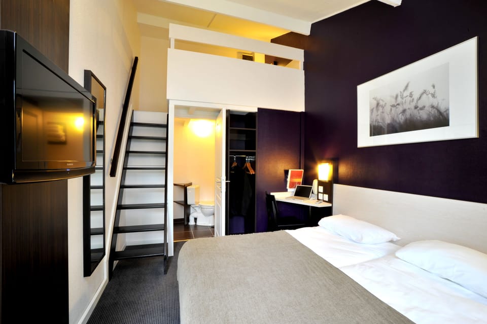 Triple Room | Blackout drapes, iron/ironing board, free WiFi, bed sheets