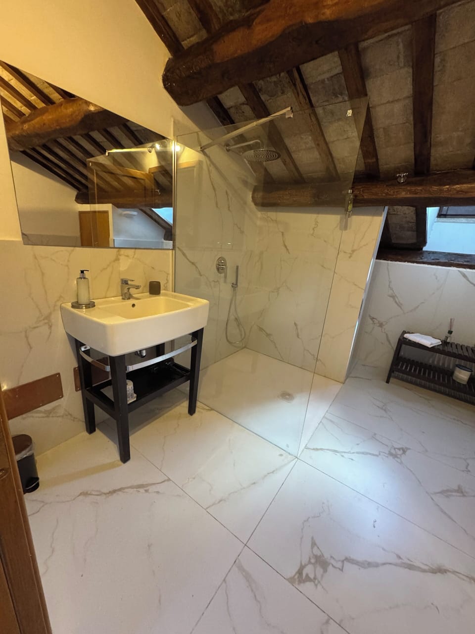 Royal Suite, Annex Building | Bathroom | Shower, free toiletries, hair dryer, slippers