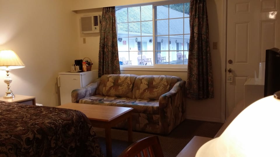 Standard Room, 1 Queen Bed | Desk, blackout drapes, iron/ironing board (on request), WiFi (free)