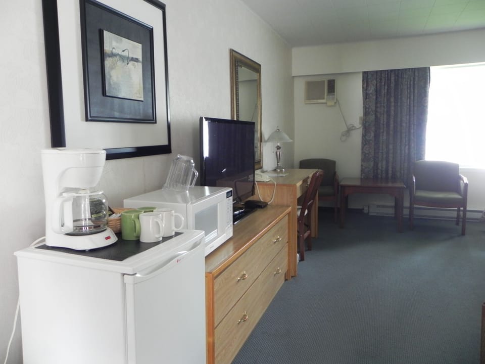 Standard Room, 2 Queen Beds | Coffee and/or coffee maker
