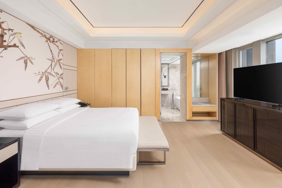 Club Suite, 1 King Bed, Park View | Frette Italian sheets, premium bedding, pillowtop beds, minibar