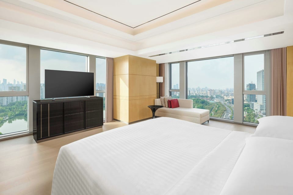 Club Suite, 1 King Bed, Park View | Frette Italian sheets, premium bedding, pillowtop beds, minibar