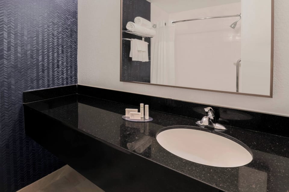 Combined shower/tub, free toiletries, hair dryer, towels