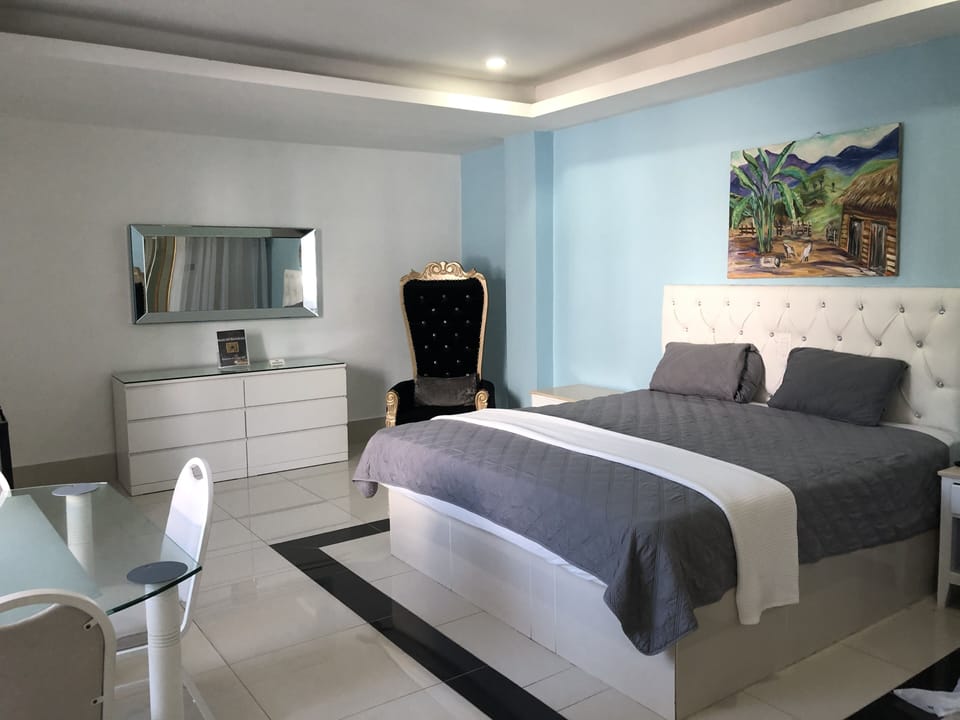 Executive Suite, 1 King Bed | Pillowtop beds, in-room safe, blackout drapes, soundproofing