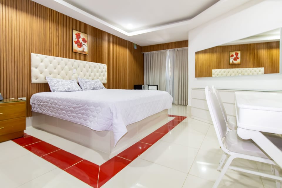 Executive Suite, 1 King Bed | Pillowtop beds, in-room safe, blackout drapes, soundproofing