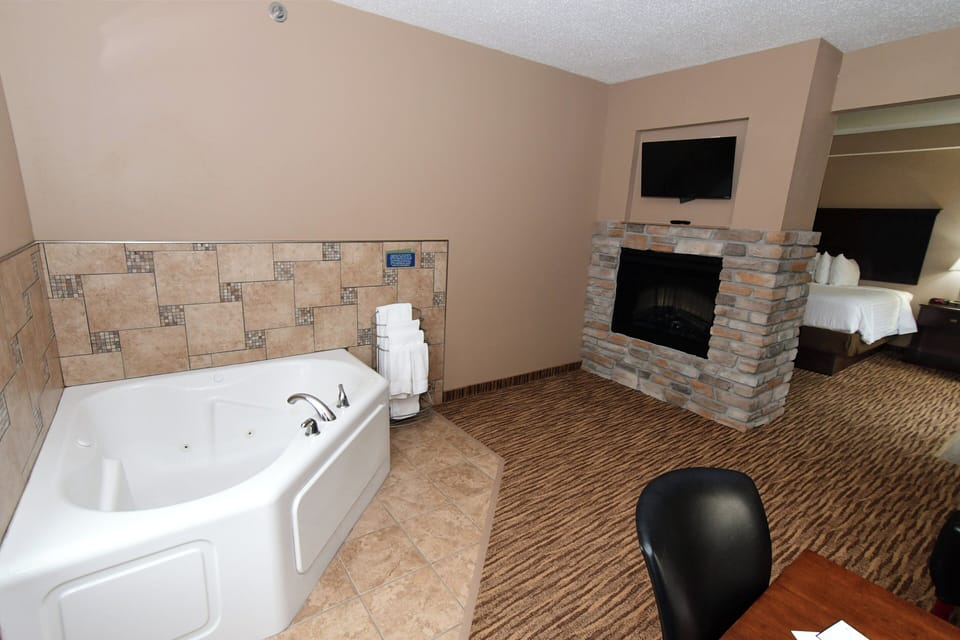 Suite, 1 King Bed with Jacuzzi, Non Smoking | In-room safe, desk, laptop workspace, iron/ironing board