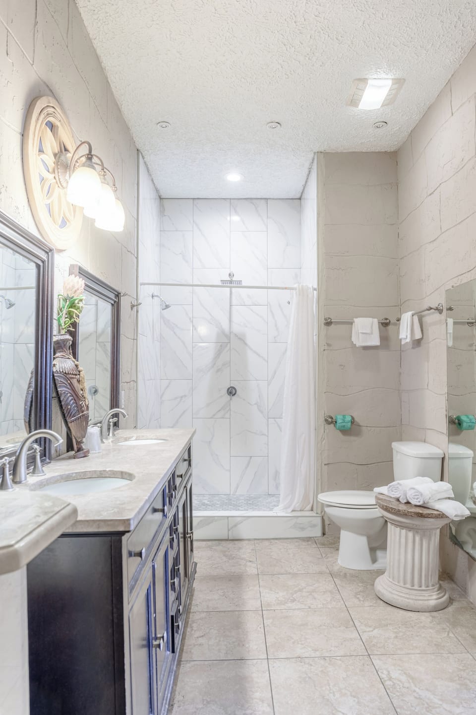 Presidential Single Room | Bathroom | Hair dryer, towels, soap, shampoo
