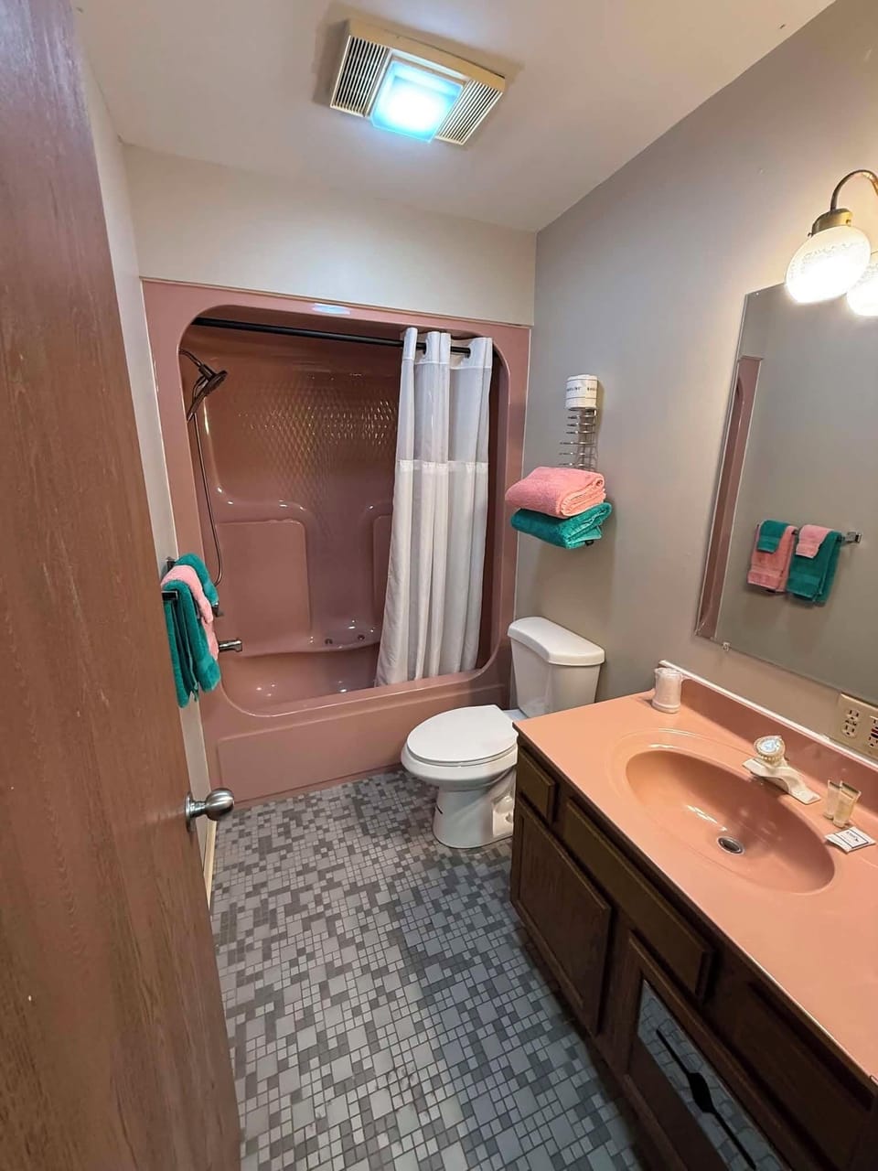 Classic Quadruple Room | Bathroom | Towels, soap, shampoo, toilet paper