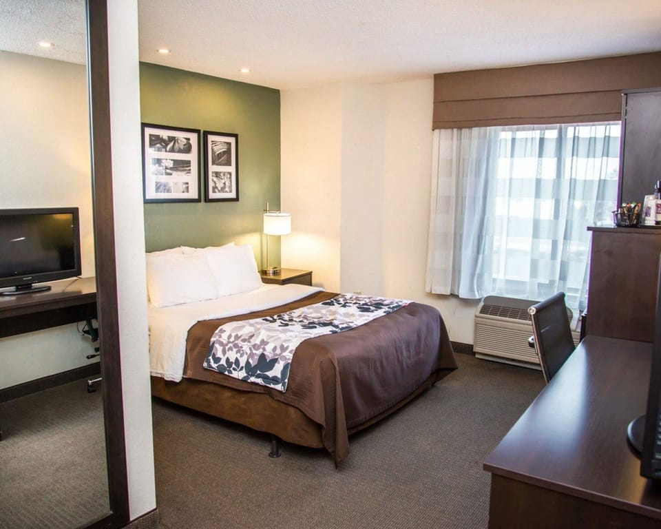 Desk, laptop workspace, iron/ironing board, rollaway beds