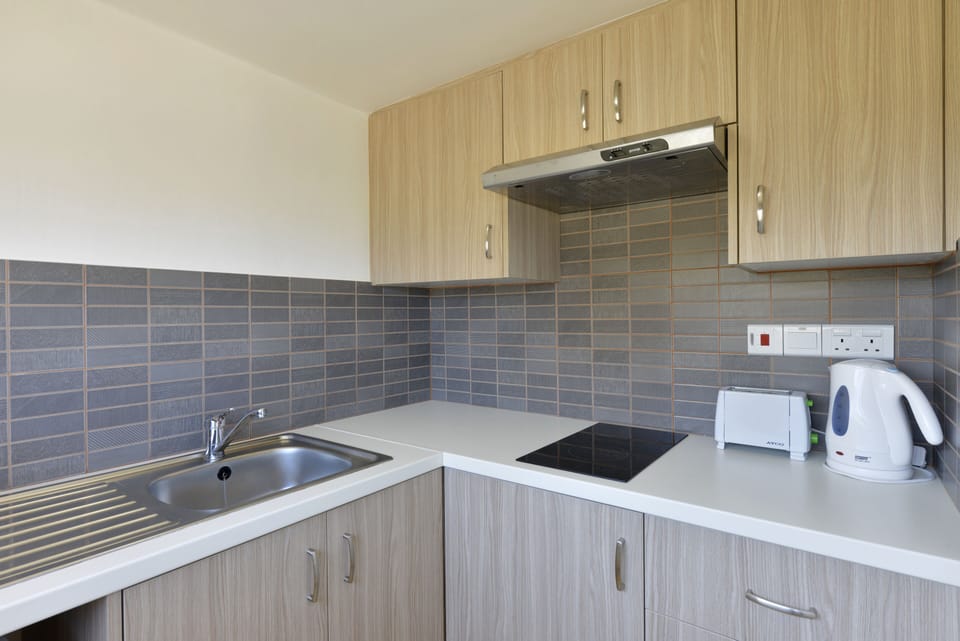Superior Studio, Garden View | Private kitchen | Fridge, stovetop, toaster, cookware/dishes/utensils
