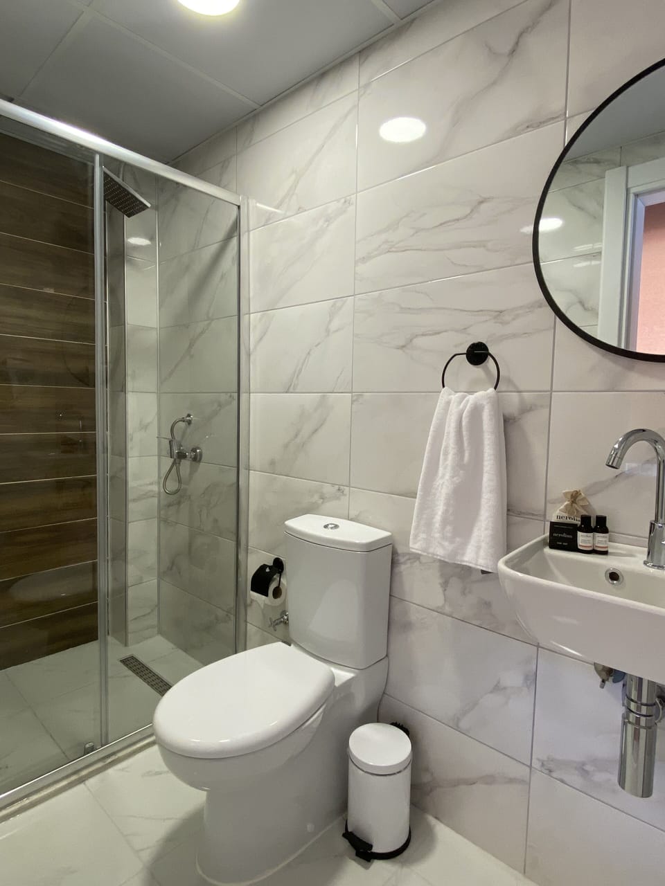 Deluxe Double Room, 1 King Bed, Non Smoking, Balcony | Bathroom | Shower, rainfall showerhead, designer toiletries, hair dryer