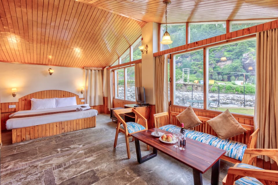 Junior Cottage | Living area | LED TV
