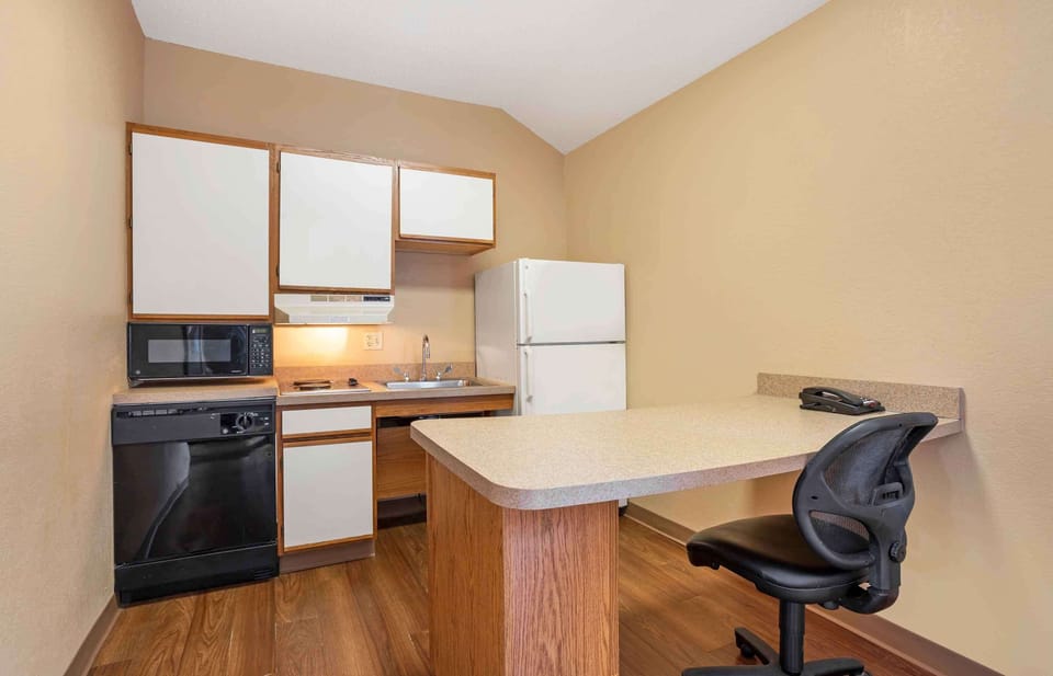 Desk, WiFi (free)
