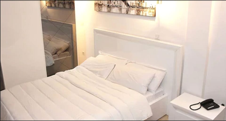 Suite | Premium bedding, minibar, desk, soundproofing