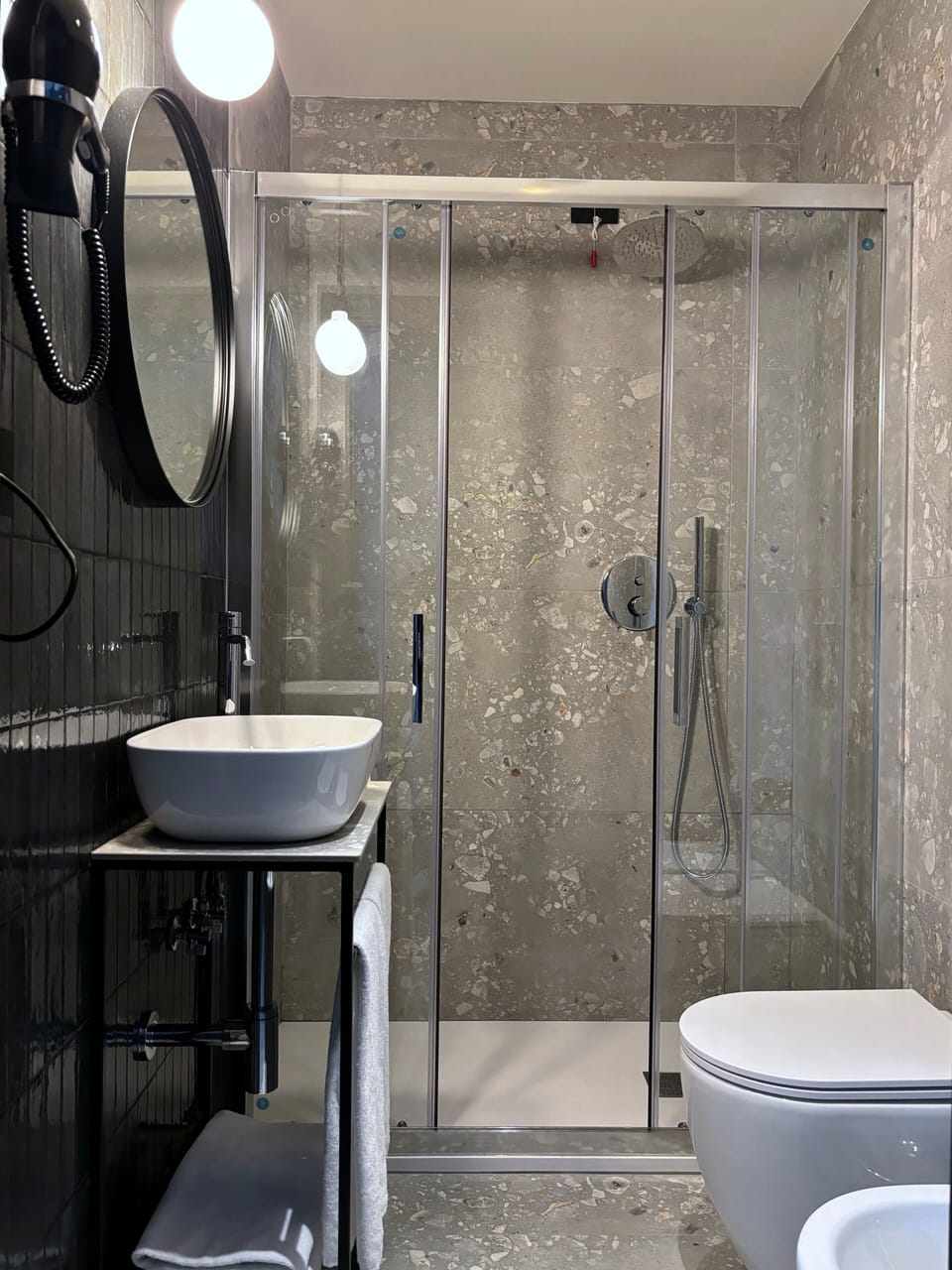 Double Room | Bathroom | Shower, eco-friendly toiletries, hair dryer, bidet