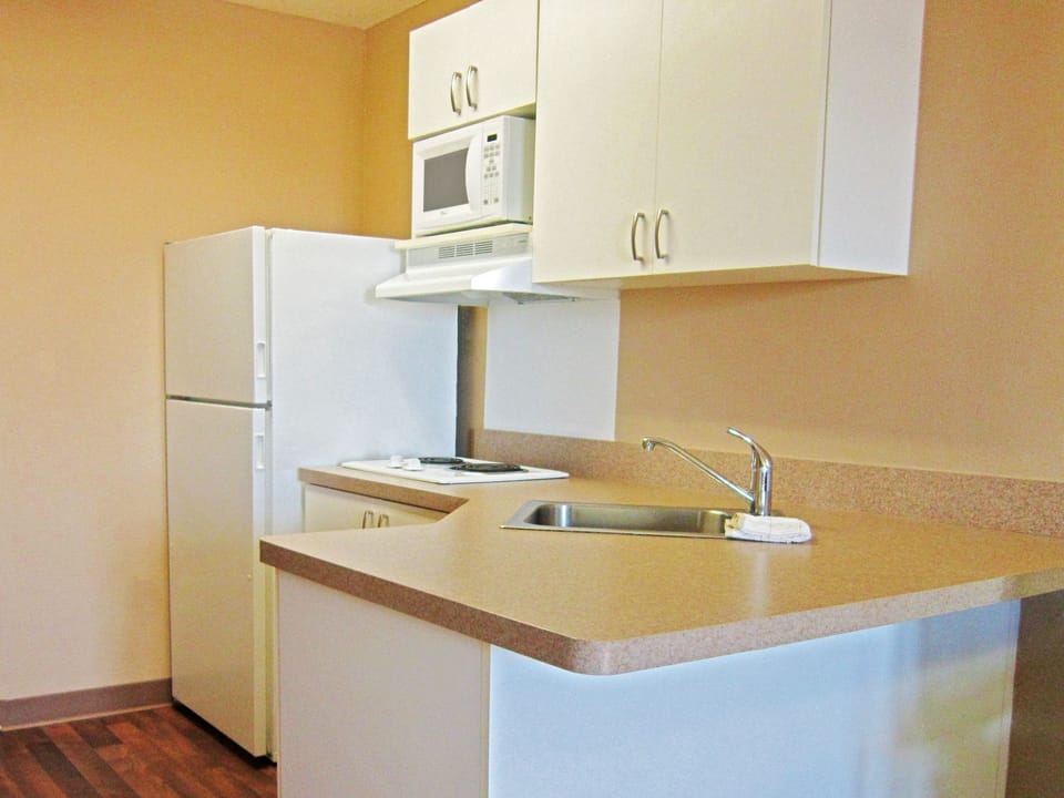 Full-size fridge, microwave, stovetop, coffee/tea maker