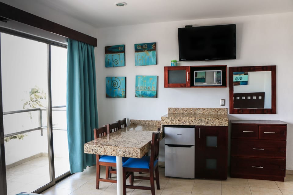 Studio Suite, 2 Double Beds | WiFi (free), bed sheets