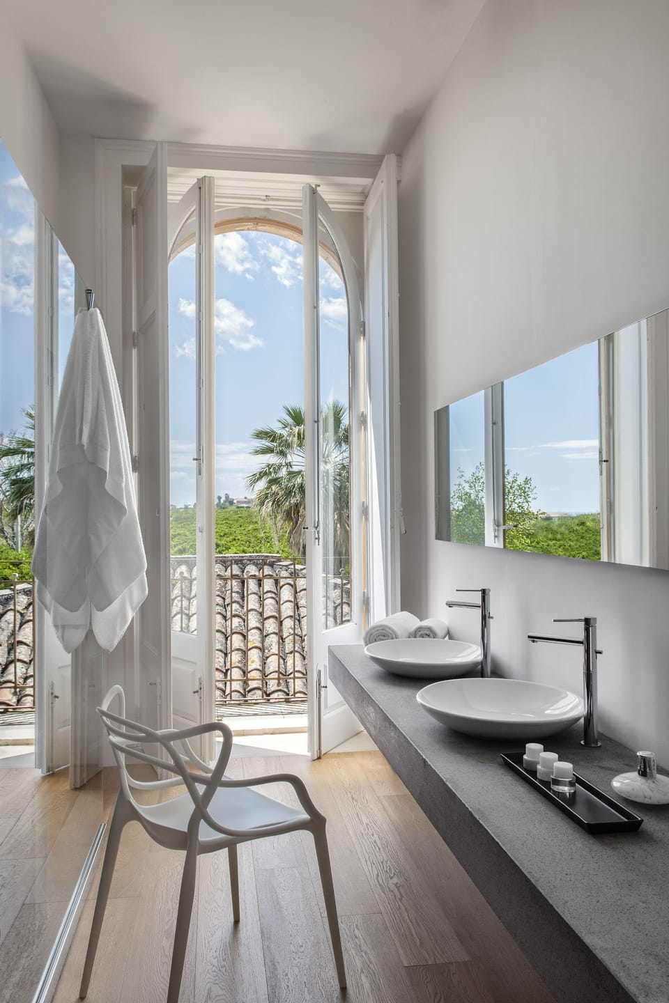 Design Double Room, 1 King Bed, Non Smoking, Garden View | Minibar, in-room safe, desk, soundproofing