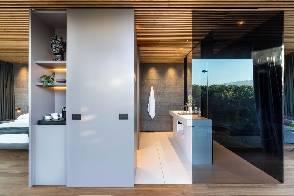 Deluxe Studio Suite | Minibar, in-room safe, desk, soundproofing