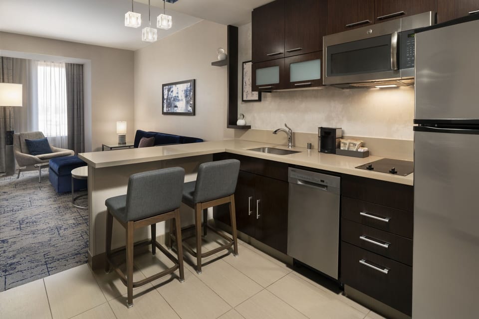 Full-size fridge, microwave, oven, stovetop