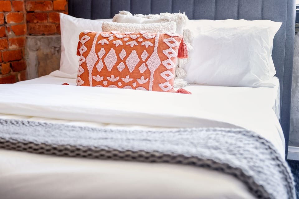 Deluxe Room, 1 King Bed | Free WiFi, bed sheets, wheelchair access