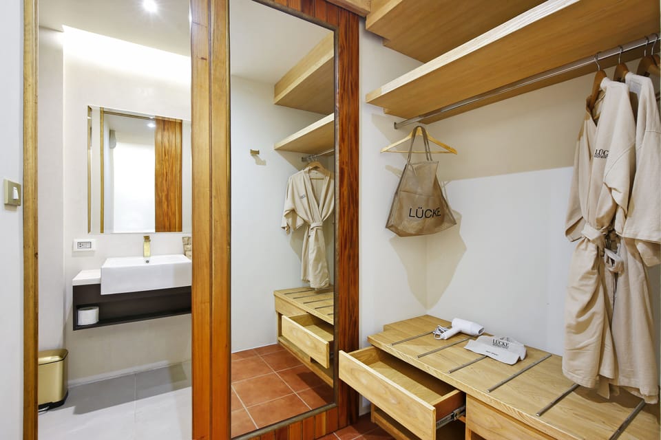 Deluxe Double Room, 1 King Bed, Balcony, Sea View | Egyptian cotton sheets, premium bedding, pillowtop beds, in-room safe