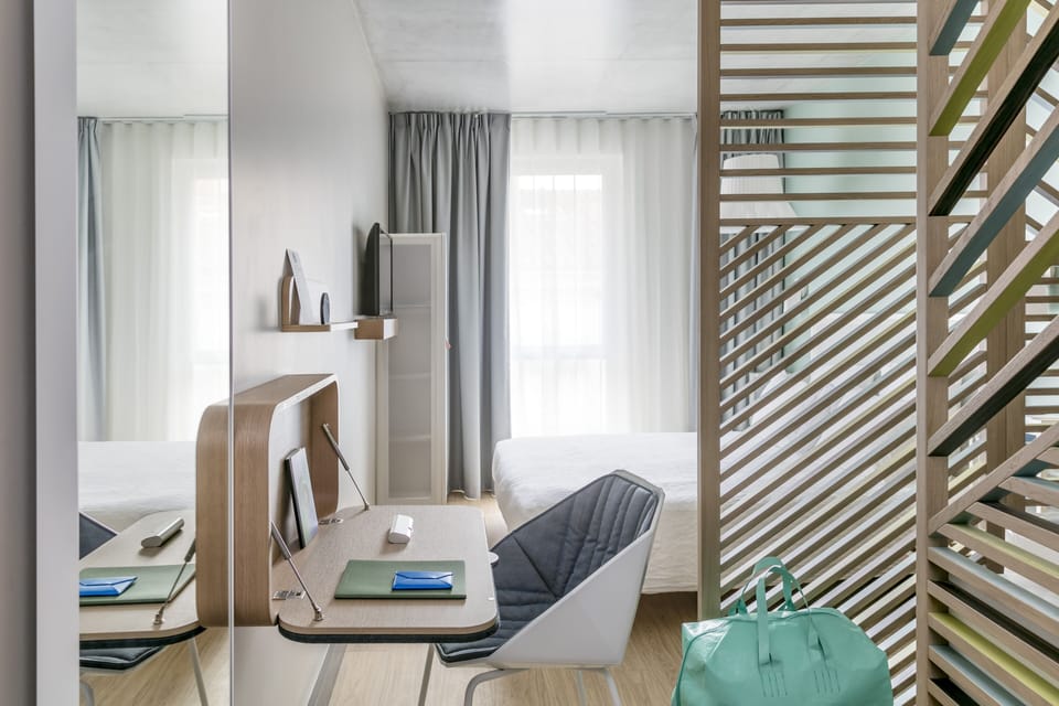 Classic Room including self-service snacks & drinks in the Lounge Club | Premium bedding, down comforters, in-room safe, desk