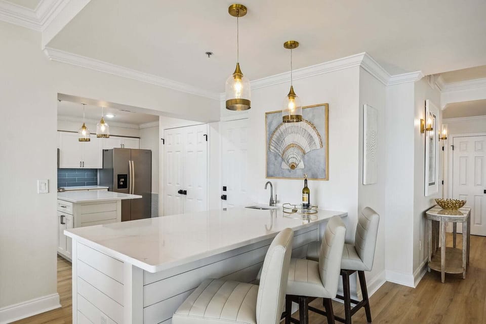 Eat-in kitchen bar seating