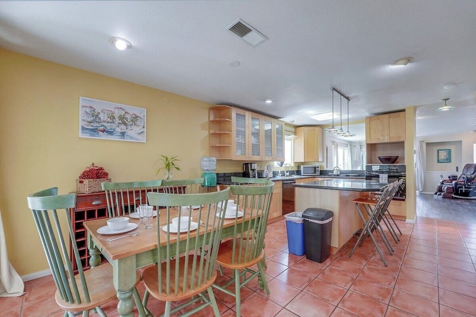 Open-style kitchen with dining table for 6 and breakfast bar for 3