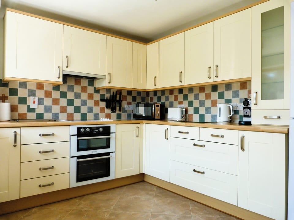 Kitchen with double oven with grill, microwave and Nespresso coffee machine