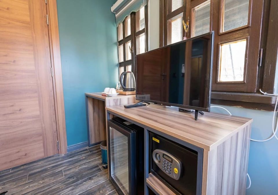 Economy Room | Premium bedding, minibar, in-room safe, individually decorated