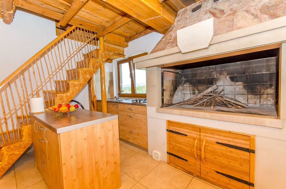 Private kitchen | Fridge, stovetop, cookware/dishes/utensils