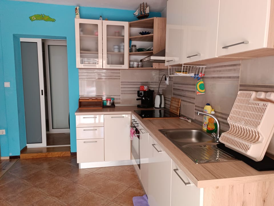 House | Private kitchen | Fridge, oven, stovetop, espresso maker