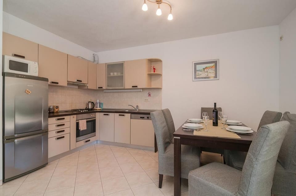 Private kitchen | Fridge, microwave, oven, stovetop