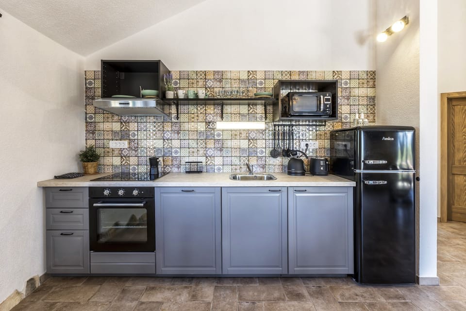 Private kitchen | Fridge, microwave, oven, stovetop