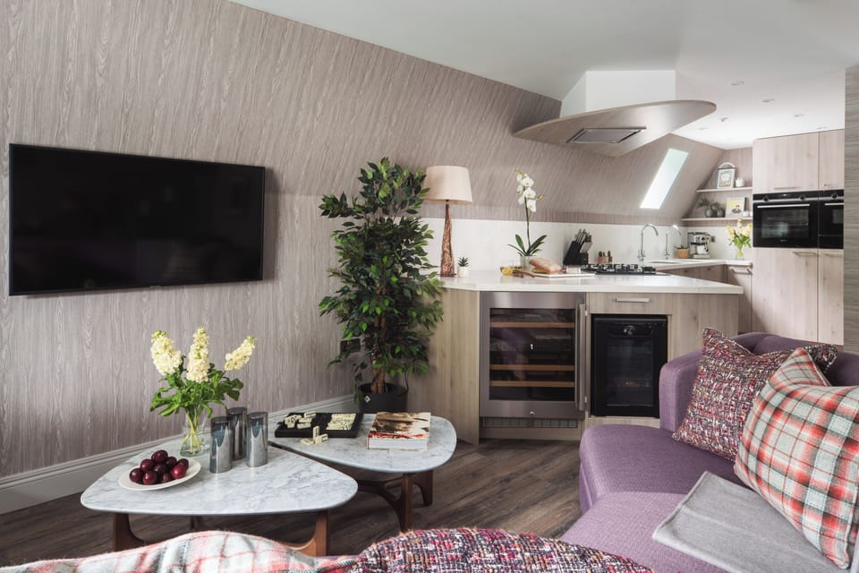 43-inch Smart TV with satellite channels, heated floors