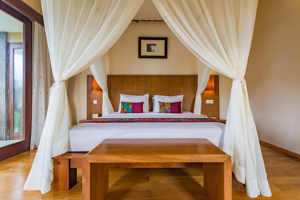 Deluxe Pavilion | Minibar, in-room safe, desk, soundproofing