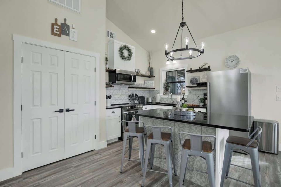 Kitchen Snack Bar Area