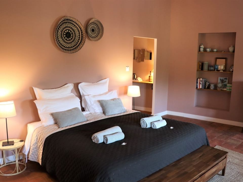 Design Room | Premium bedding, blackout drapes, free WiFi, bed sheets