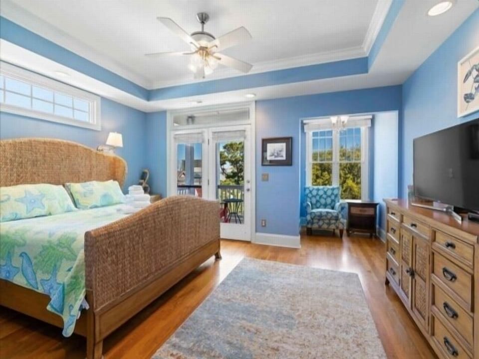 Ceiling Fan, Bedroom, Indoors, Room, Rug