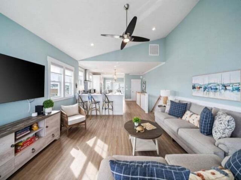 Couch, Furniture, Ceiling Fan, Indoors, Chair