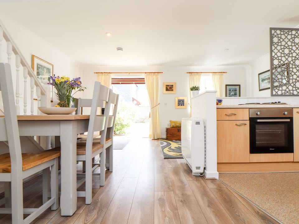 Cottage | Private kitchen | Fridge, microwave, electric kettle, toaster