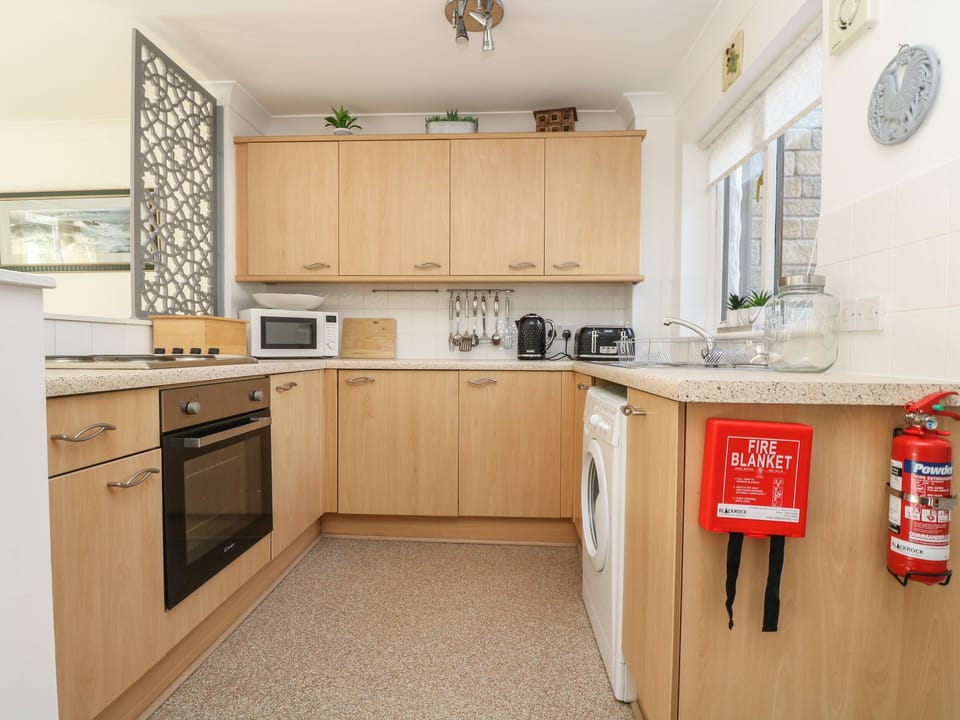 Cottage | Private kitchen | Fridge, microwave, electric kettle, toaster