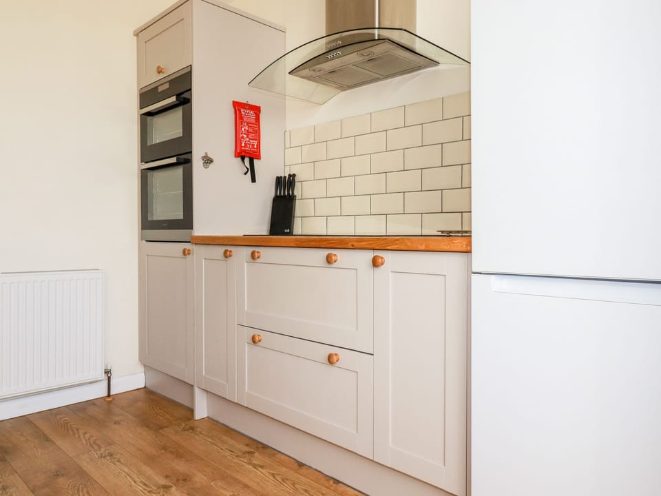 Cottage | Private kitchen | Fridge, electric kettle, toaster, cookware/dishes/utensils