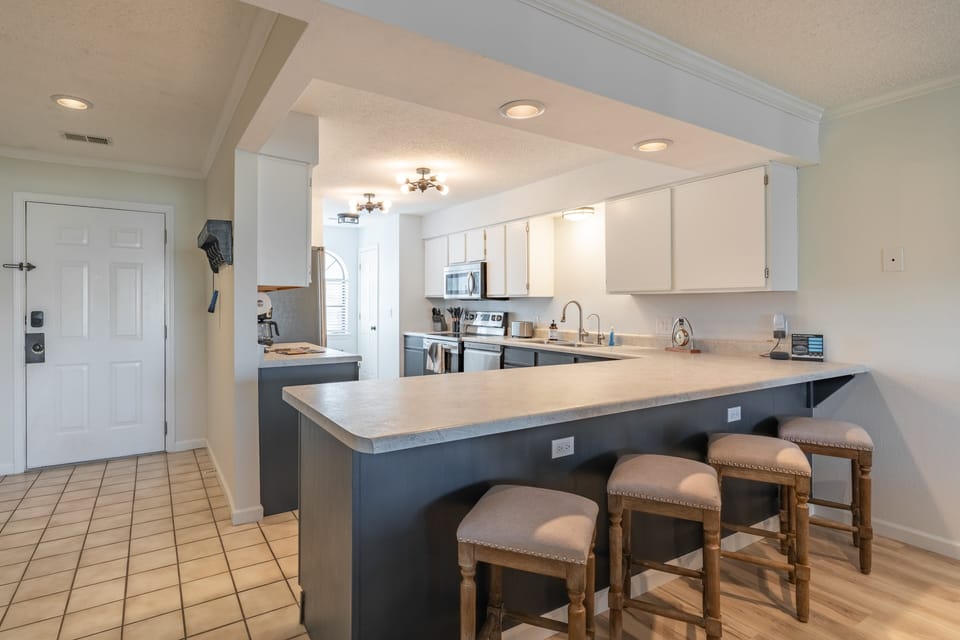 Breakfast Bar and Bar Stools