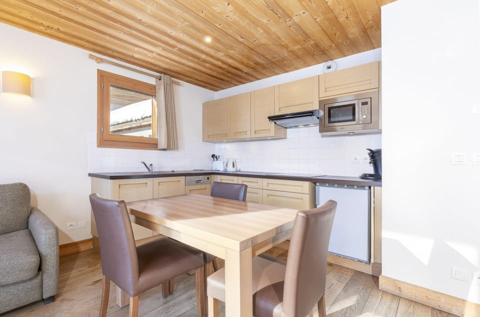 Apartment, Ensuite, Mountain View (avec terrasse) | Private kitchen | Fridge, espresso maker, electric kettle