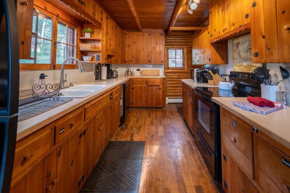 Full kitchen - well stocked