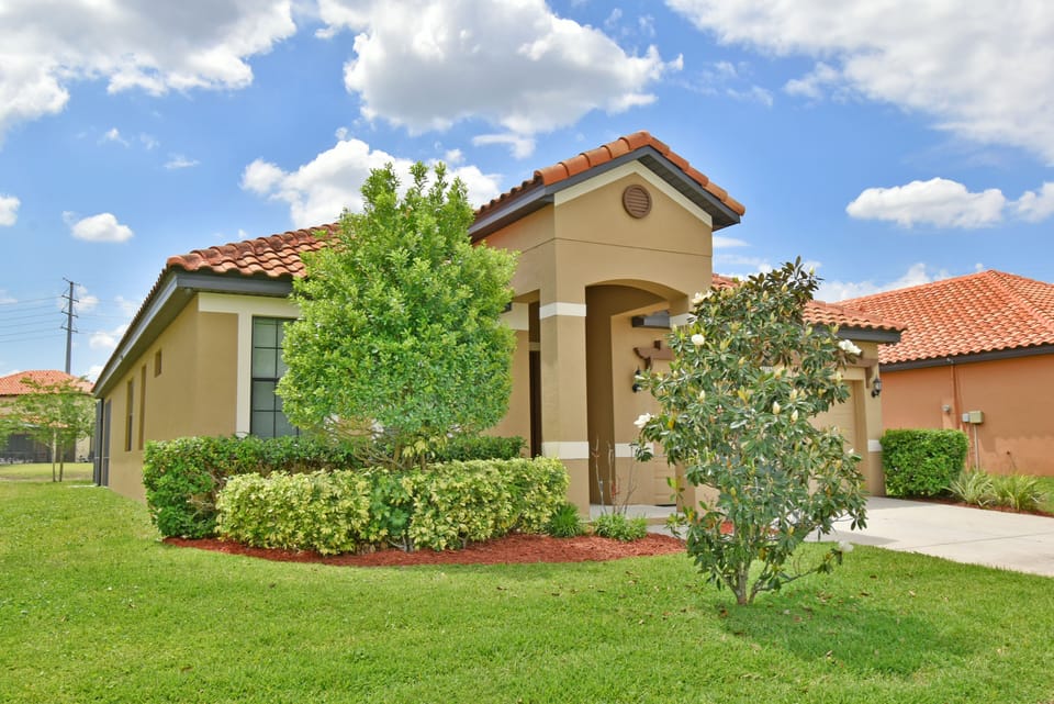 Front of villa near Disney