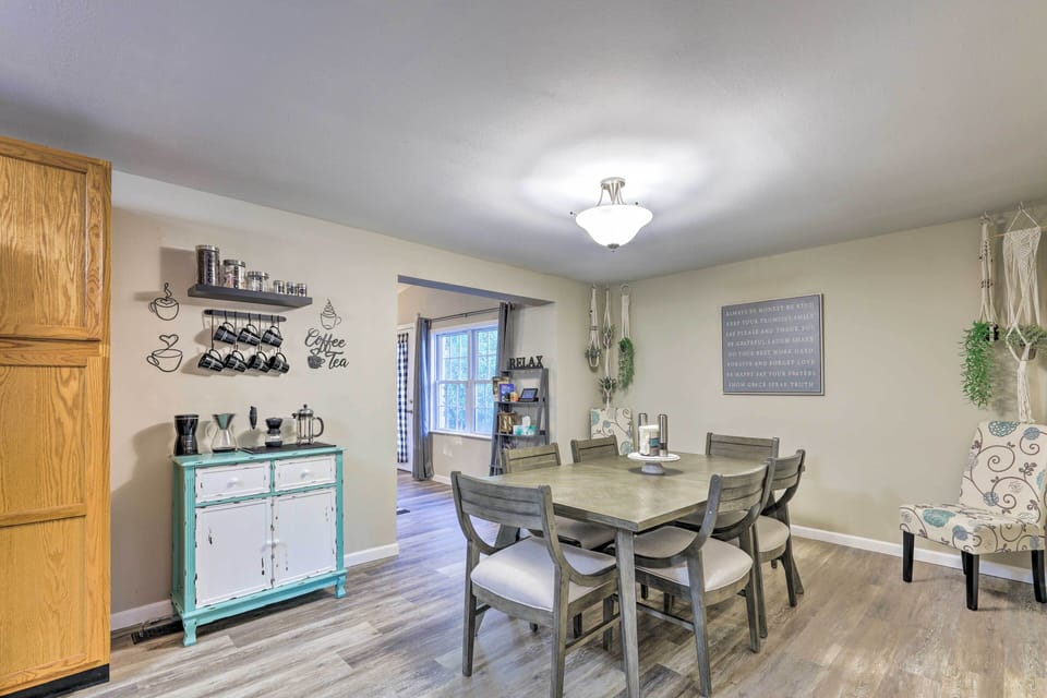 Dining Area | Dishware & Flatware Provided